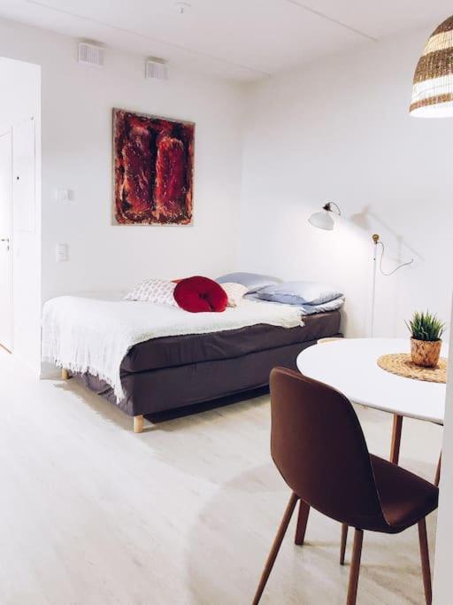 New Studio Cherry Near Helsinki Airport In Kivistoe Вантаа Экстерьер фото